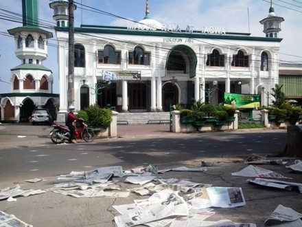 Sampah Koran Bertebaran Usai Sholat Ied - Greeners.Co