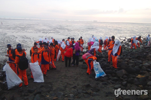 Lebih Dari 10 Ton Sampah Dibersihkan Di Pantai Kenjeran