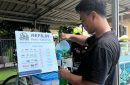 Refilin mengajak warga Wringinanom belanja ramah lingkungan lewat sistem guna ulang dan isi ulang tanpa plastik. Foto: Ecoton